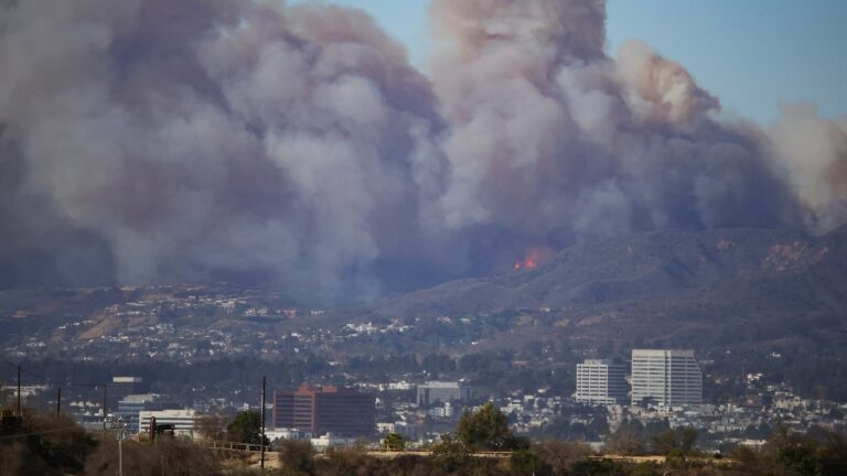 california-pacific-palisades-fire-rt-lv-250107-3_1736280022383_hpMain_16x9.jpg