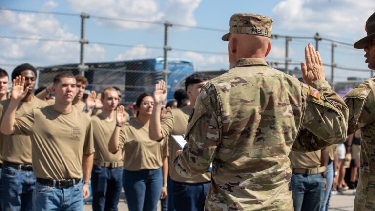 army-recruits-oath-ht-jt-350603_1748986265058_hpMain_16x9.jpg
