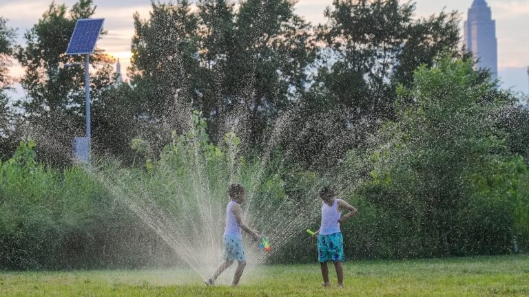 hot-weather-main-gty-bh-250724_1753363068370_hpMain_16x9.jpg