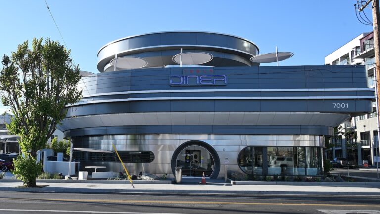 tesla-diner-01-gty-jef-250721_1753125405448_hpMain_16x9.jpg