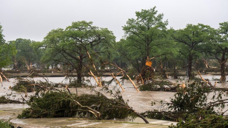 texas-flooding-03-gty-jt-250705_1751731050033_hpMain_16x9.jpg