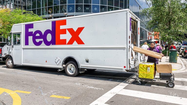 fed-ex-delivery-gty-jt-250829_1756486194986_hpMain_16x9.jpg