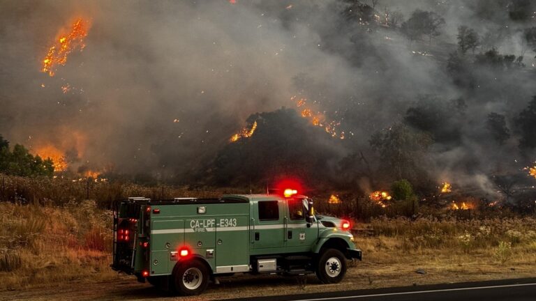 gifford-fire-01-ht-jef-250804_1754316701220_hpMain_16x9.jpg