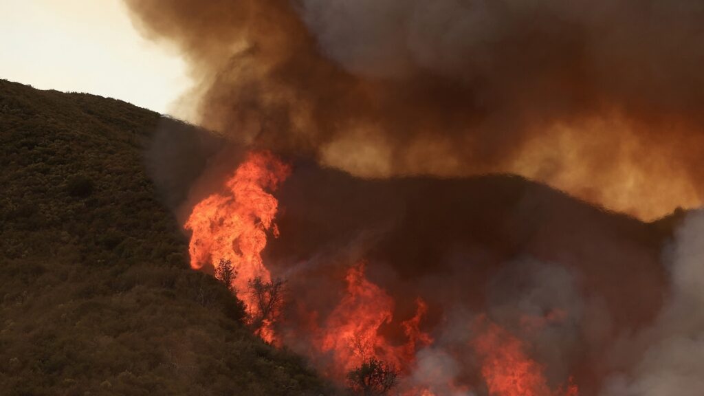 gifford-fire-01-rt-jef-250805_1754400679058_hpMain_16x9.jpg