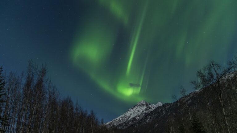 northern-lights-02-gty-jef-250818_1755530700892_hpMain_16x9.jpg