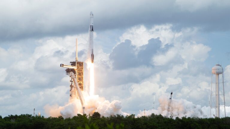 spacex-launch-01-file-gty-jef-250820_1755716101220_hpMain_16x9.jpg