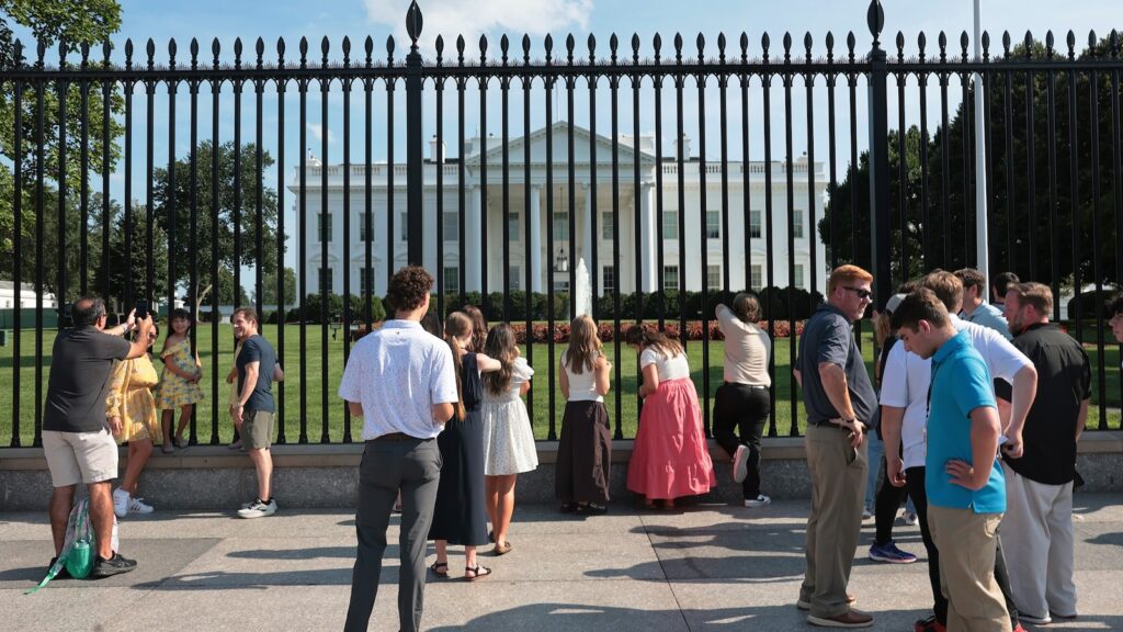 white-house-visitors-gty-jef-250821_1755800870955_hpMain_16x9.jpg