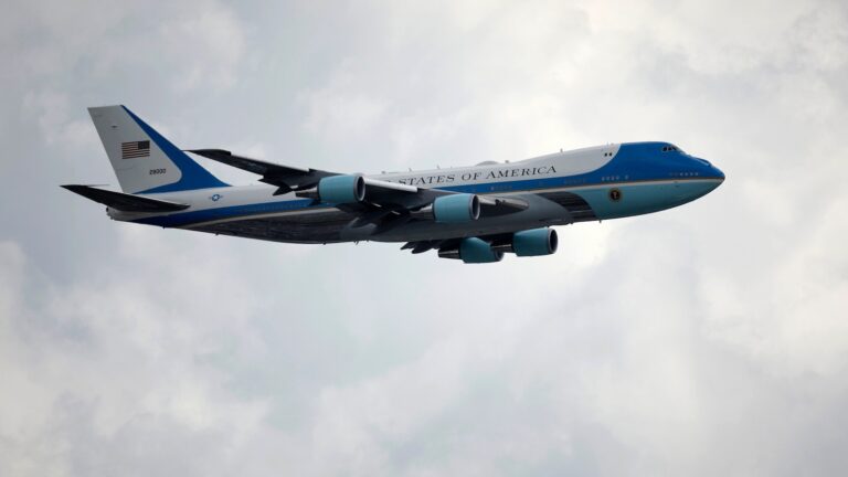 air-force-one-gty-jef-250917_1758124916316_hpMain_16x9.jpg