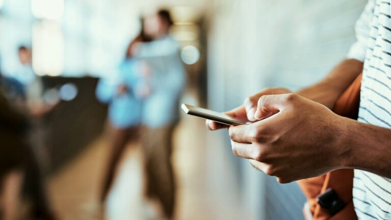 cellphone-school-ban-01-gty-jef-250912_1757702134368_hpMain_16x9.jpg