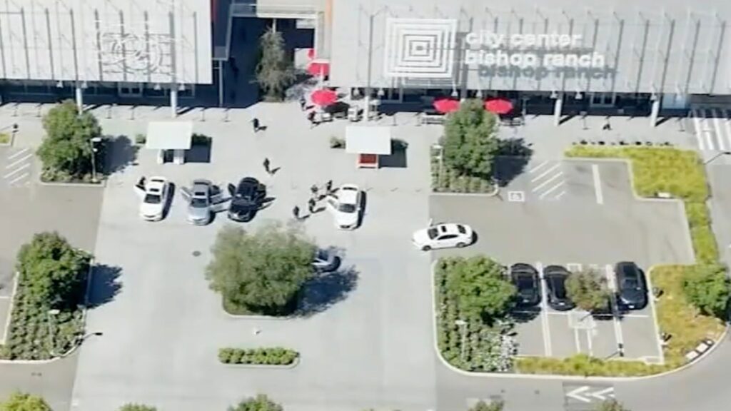 jewelry-store-robbery-ht-jt-250924_1758727106732_hpMain_16x9.jpg