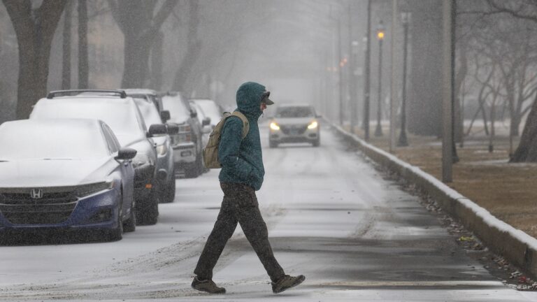 chicago-snow-gty-jef-251017_1760727369660_hpMain_16x9.jpg