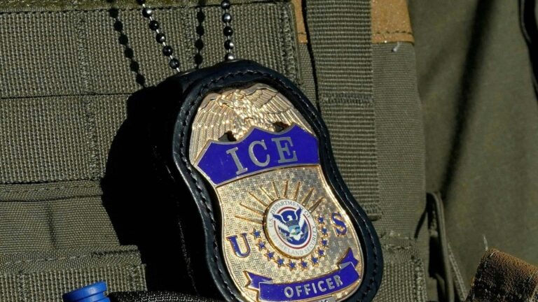 ice-agent-gty-jef-251001_1759345325480_hpMain_16x9.jpg