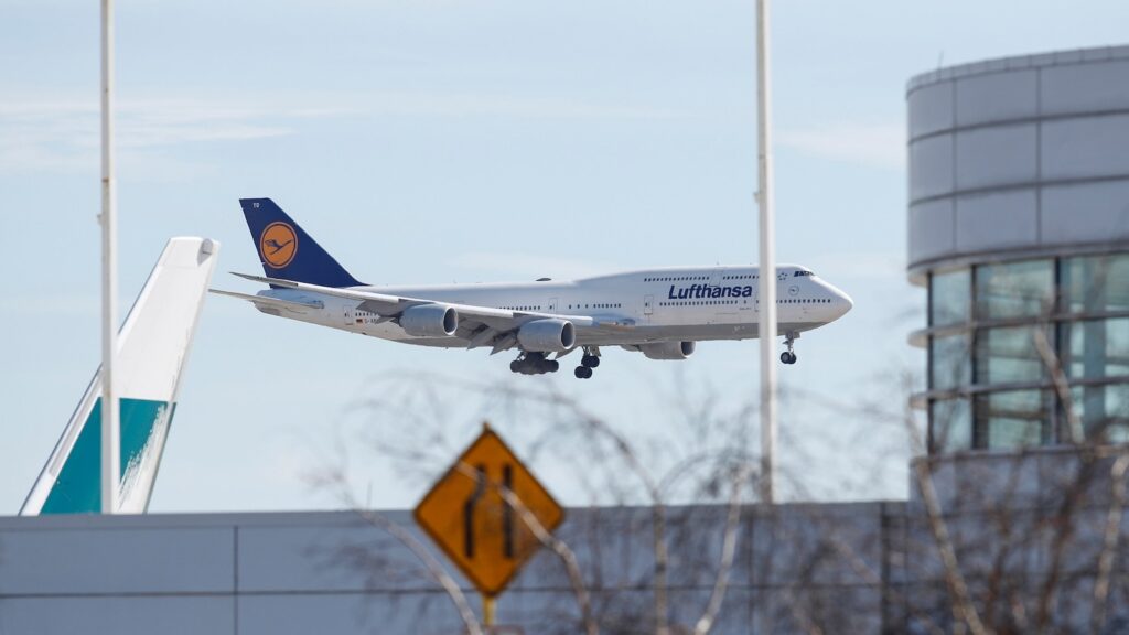 lufthansa-ohare-gty-jef-251028_1761656801166_hpMain_16x9.jpg