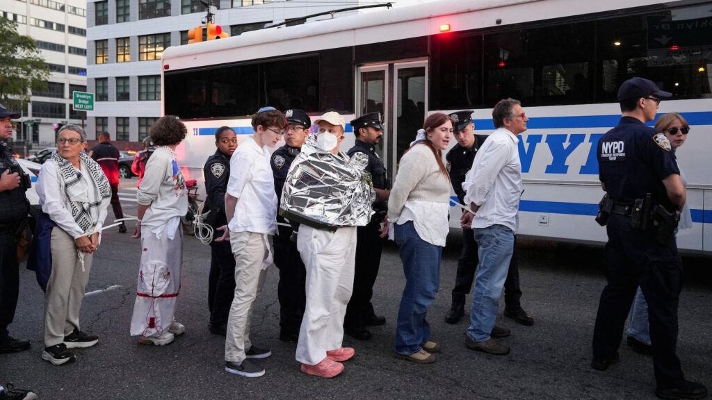 yom-kippur-brooklyn-bridge-03-rt-jt-251003_1759516284167_hpMain_16x9.jpg